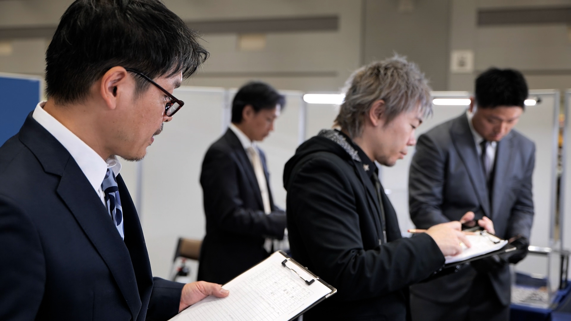 第1回JBBCの審査風景。審査員がクリップボードに評価を記入している